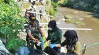 Babinsa Kotalama BEM UM dan Warga Kerja Bakti Bersihkan Sampah di Sungai