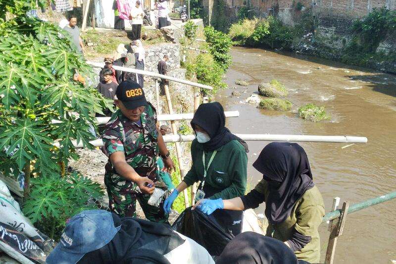 Babinsa Kotalama BEM UM dan Warga Kerja Bakti Bersihkan Sampah di Sungai