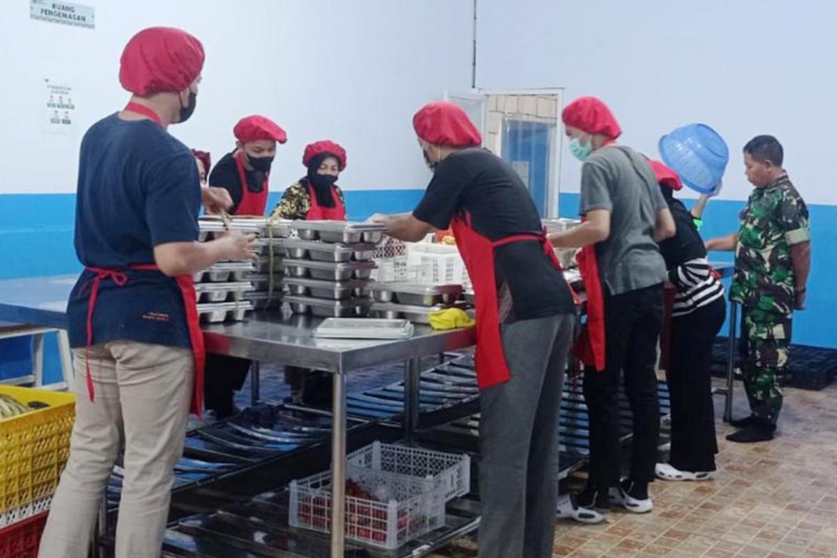 Babinsa Lowokwaru Dampingi MBG di SPPG Ponpes Bahrul Maghfiroh