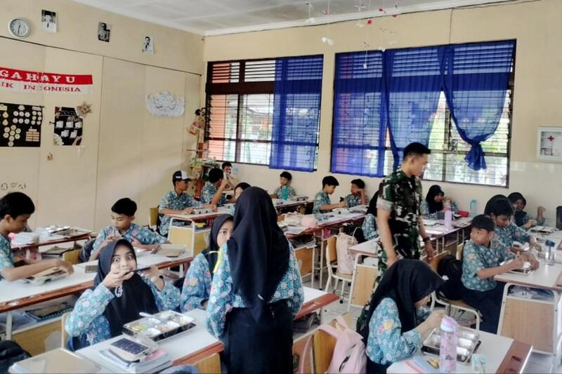 Babinsa Lowokwaru Dampingi Pembagian MBG Siswa SMPN 11 Kota Malang