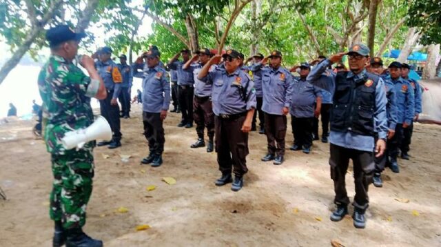 Babinsa Mulyorejo berikan pelatihan pengamanan dan penanganan darurat kepada Satlinmas. (ist) Babinsa Mulyorejo Berikan Pelatihan Pengamanan dan Penanganan Darurat kepada Satlinmas