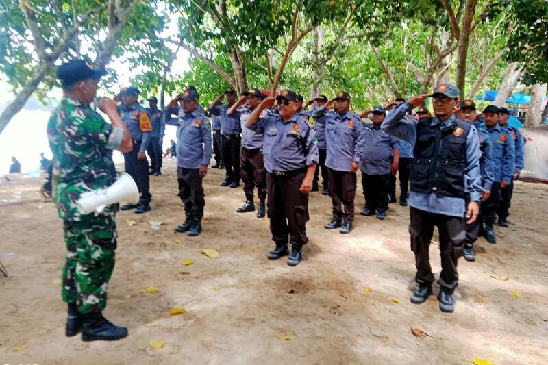 Babinsa Mulyorejo Berikan Pelatihan Pengamanan dan Penanganan Darurat kepada Satlinmas