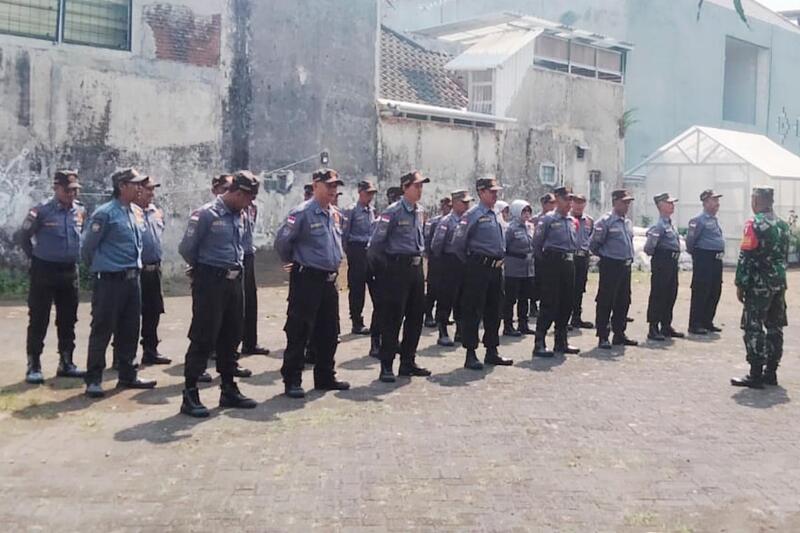 Babinsa Pandanwangi Berikan Pelatihan Fisik dan Mental Satlinmas