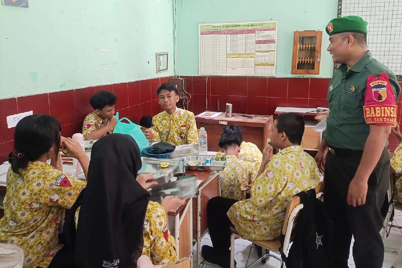 Babinsa Sukoharjo dampingi distribusi MBG SMPN 9 Kota Malang. (ist) Babinsa Sukoharjo Dampingi Distribusi MBG SMPN 9 Kota Malang