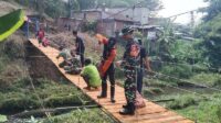 Babinsa Sukun bantu warga bangun Jembatan Perintis Bandulan-Tanjungrejo. (ist) Babinsa Sukun Bantu Warga Bangun Jembatan Perintis Bandulan-Tanjungrejo