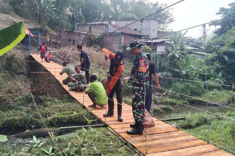 Babinsa Sukun bantu warga bangun Jembatan Perintis Bandulan-Tanjungrejo. (ist) Babinsa Sukun Bantu Warga Bangun Jembatan Perintis Bandulan-Tanjungrejo