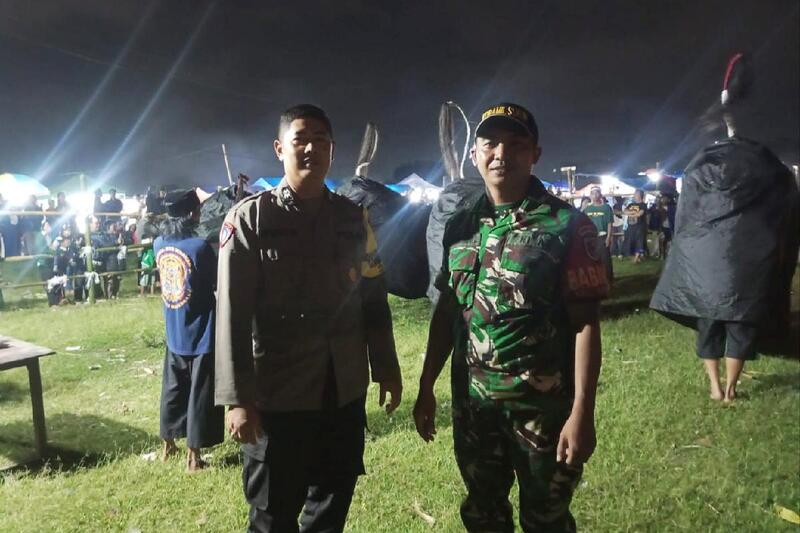 Babinsa Sukun pengamanan pentas kesenian tradisional Bantengan. (ist) Babinsa Sukun Pengamanan Pentas Kesenian Tradisional Bantengan