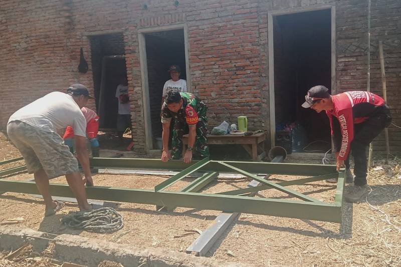 Babinsa Tanjungrejo Bantu Pasang Tiang Utama Jembatan Perintis Penghubung Polehan dan Kedungkandang