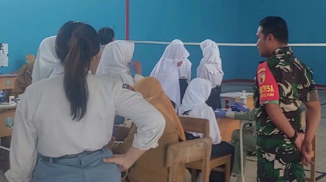 Babinsa Dampingi Puskesmas Blimbing Pemeriksaan Kesehatan Siswa-siswi SMP-SMA Arjuna