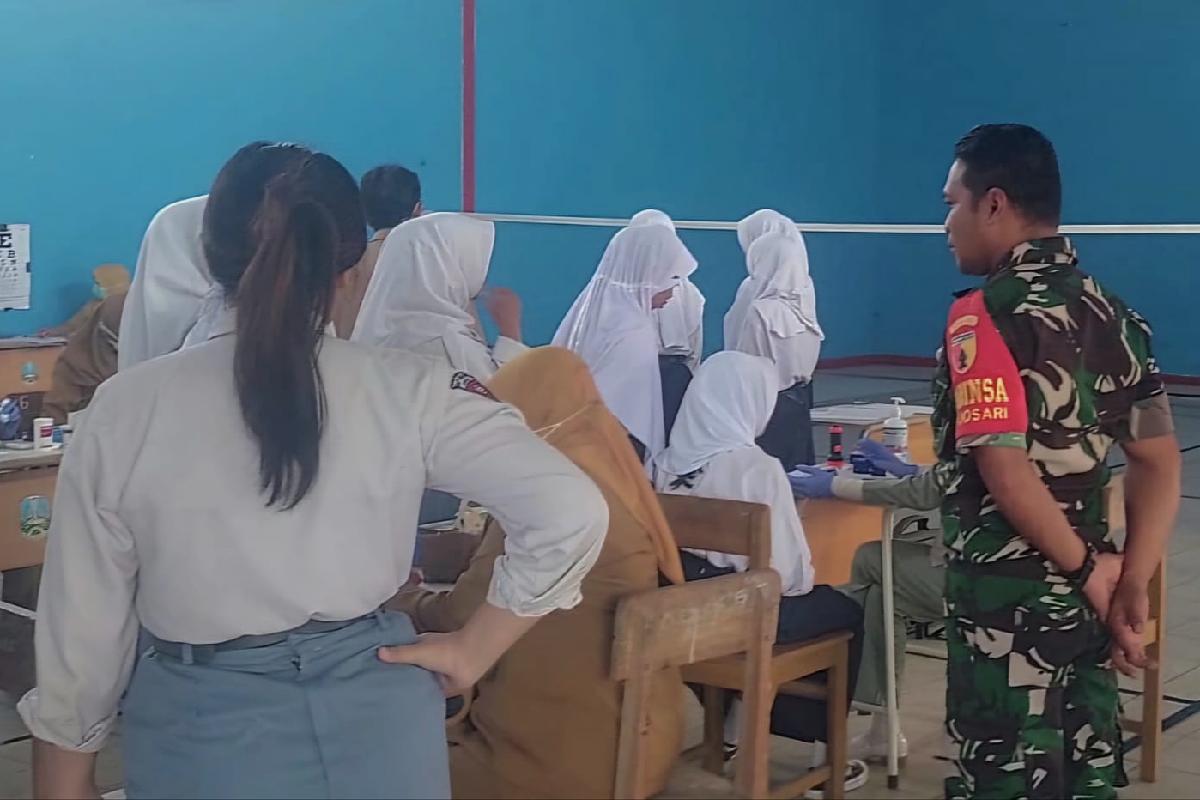Babinsa Dampingi Puskesmas Blimbing Pemeriksaan Kesehatan Siswa-siswi SMP-SMA Arjuna