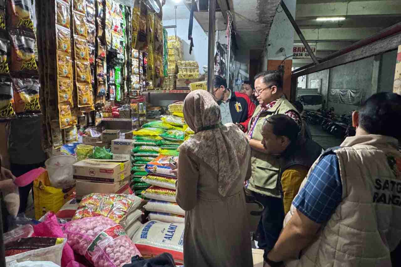 Bapanas dan Satgas Pangan melakukan sidak beras di pasar tradisional di Kota Malang. (ist_11zon Bapanas Temukan Beras Tidak Sesuai Mutu dan HET di Kota Malang