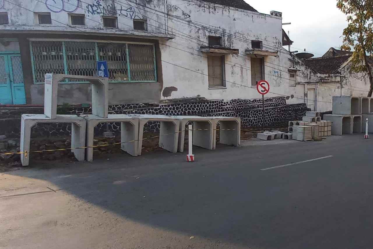 Beton yang akan ditanam sebagai drainase saluran air. (Ist_11zon 11 Titik Pedestrian dan Drainase Kota Batu Direvitalisasi, Telan Anggaran Rp29,7 Miliar