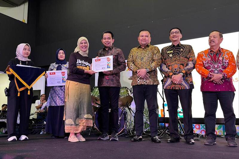 Bupati Jember saat menerima penghargaan Mohamad Syafei Award 2025. (ist) Bupati Jember Raih Penghargaan Kepala Daerah Inspiratif di Bidang Pendidikan