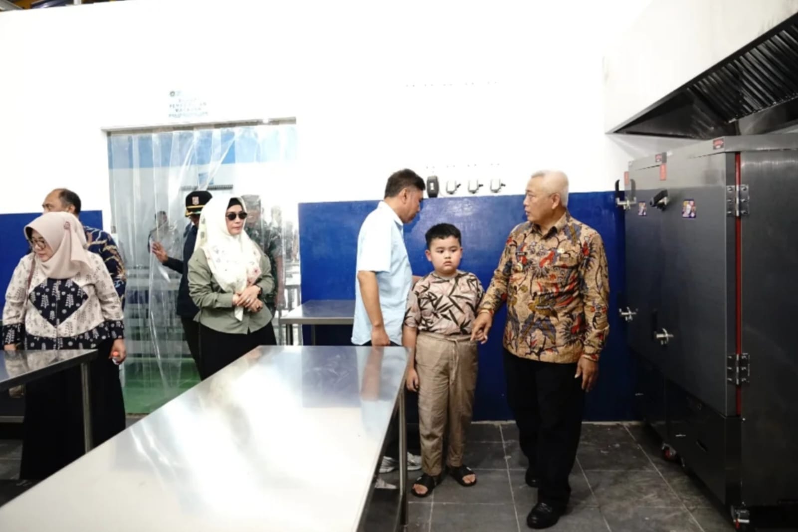 Bupati Malang, MH Sanusi dan rombongan tengah melakukan peninjauan di SPPG di Desa Kidal, Kecamatan Tumpang. (ist Hanya Satu SPPG yang Kantongi SLHS, DPRD Kabupaten Malang Minta 60 Unit Berhenti Sementara