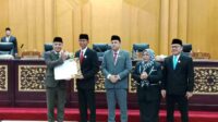 DPRD Surabaya Gelar Paripurna Bahas RAPBD 2026 Fokus pada Transformasi Sosial Ekonomi dan Infrastruktur_11zon DPRD Surabaya Gelar Paripurna Bahas RAPBD 2026: Fokus pada Transformasi Sosial-Ekonomi dan Infrastruktur