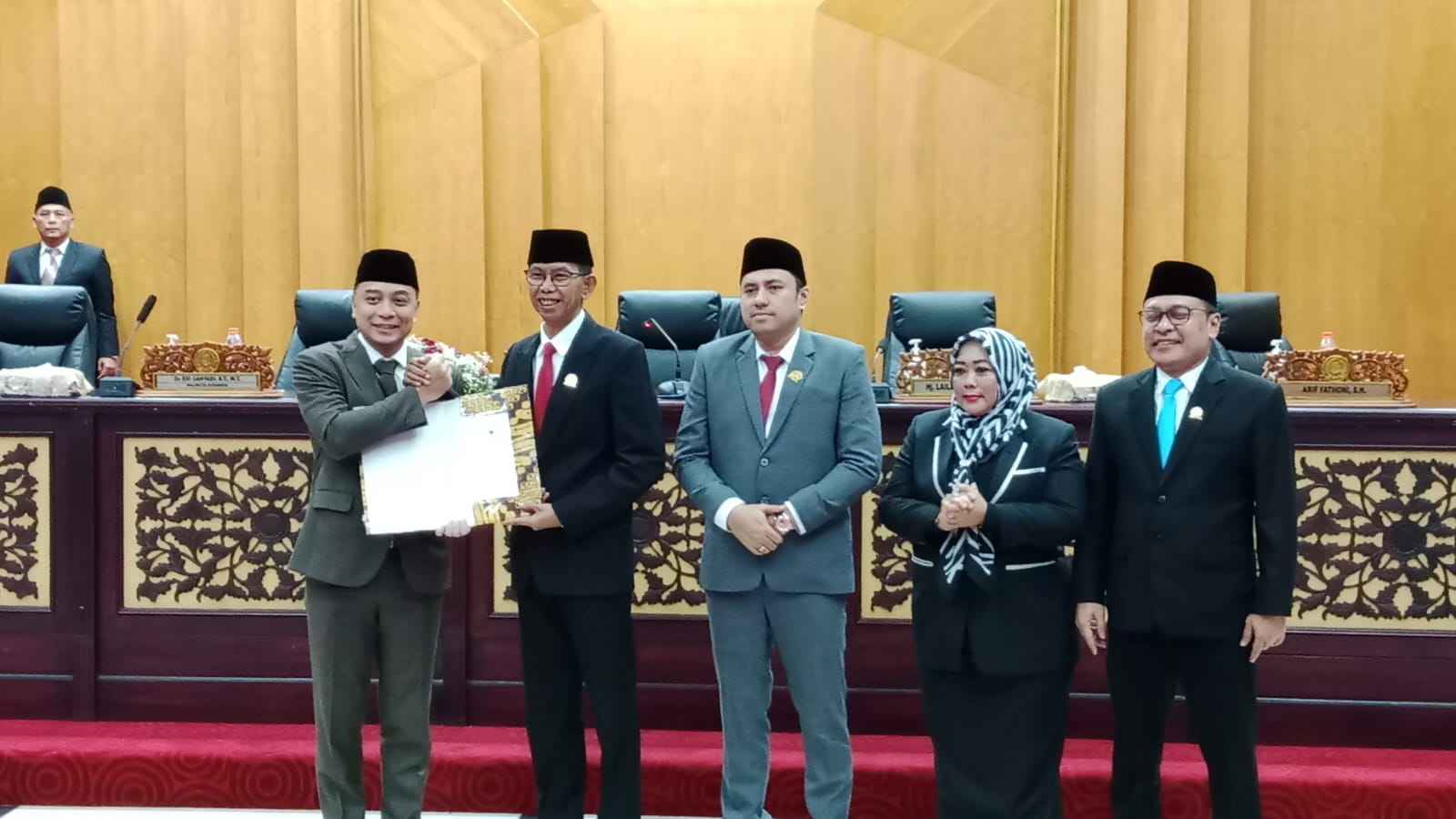 DPRD Surabaya Gelar Paripurna Bahas RAPBD 2026 Fokus pada Transformasi Sosial Ekonomi dan Infrastruktur_11zon DPRD Surabaya Gelar Paripurna Bahas RAPBD 2026: Fokus pada Transformasi Sosial-Ekonomi dan Infrastruktur