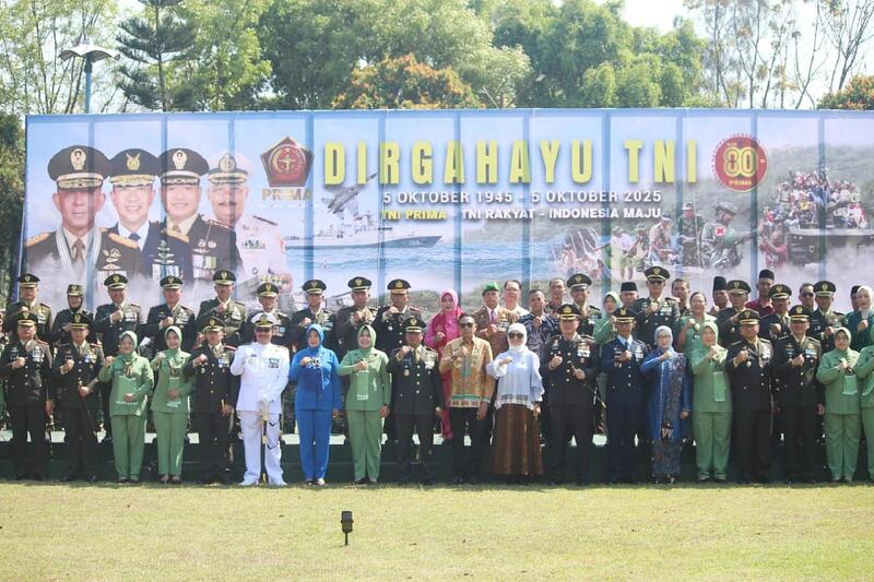 Dandim 0833 hadiri upacara HUT ke-80 TNI di Lapangan Rampal. (ist) Dandim 0833 Hadiri Upacara HUT ke-80 TNI di Lapangan Rampal
