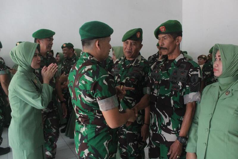 Dandim 0833 Pimpin Upacara Kenaikan Pangkat dan Wisuda Purna Tugas Prajurit sebagai Penghargaan