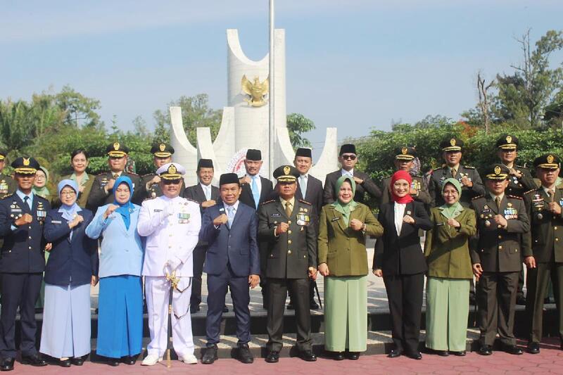 Dandim 0833/Kota Malang Bersama Ketua Persit Ziarah dan Tabur Bunga di TMP Untung Suropati