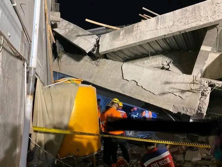 FT- doa di reruntuhan Doa di Tengah Reruntuhan: Harapan Masih Hidup di Balik Musala yang Ambruk