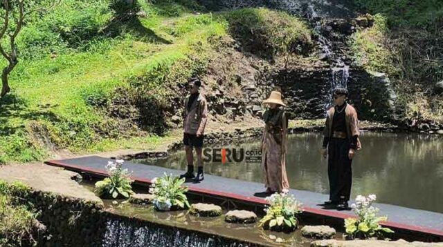 Fashion On The River #3 2025 diselenggarakan Disparta Batu di Wana Wisata Coban Putri. (Seru.co.id Fashion On The River#3 2025 Dimeriahkan Puluhan Fashion People dari Sejumlah Daerah