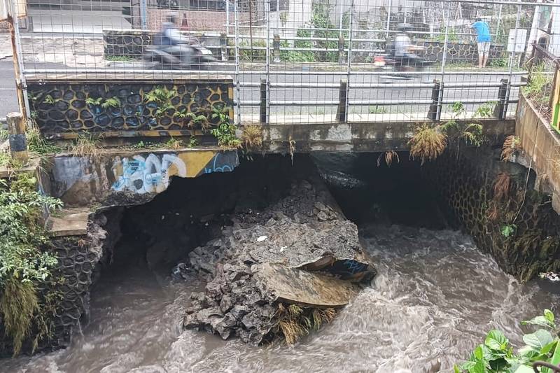 Fondasi Jembatan Sonokembang Ambrol, Pemkot Malang Targetkan Desember Rampung