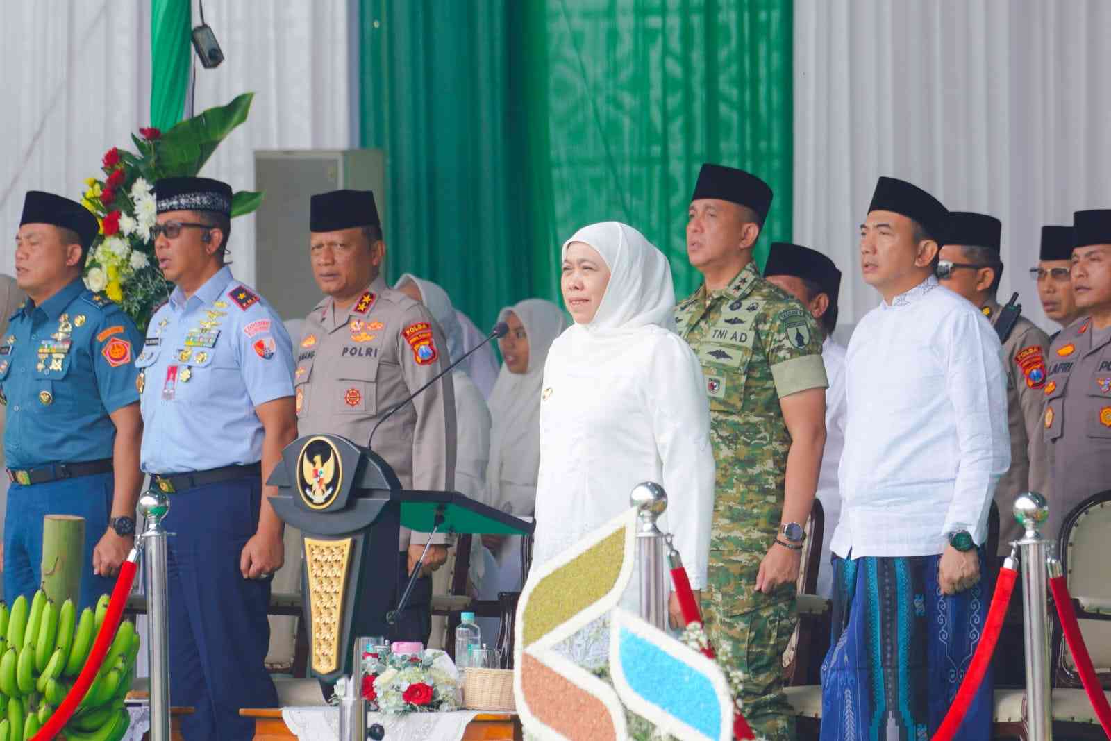 Gubernur Jatim, Khofifah Indar Parawansa saat menghadiri peringatan hari santri di Pondok Pesantren An Nur II Al Murtadlo, Kecamatan Bululawang, Rabu (ist_11zon Hari Santri, Gubernur Khofifah Tegaskan Peran Strategis Santri dan Pesantren Menuju Indonesia Emas 2045