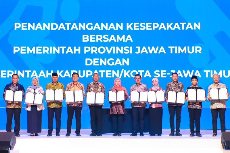 Gubernur Jatim bersama sejumlah Kepala Daerah menunjukkan berita acara kesepakatan bersama soal implementasi Restoratif Justice di Jatim. (ist) Perkuat Keadilan Restoratif, Gubernur, Kajati, dan Kepala Daerah Teken Nota Kesepakatan di Surabaya