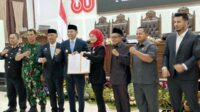 DPRD Kota Malang dan Pemkot Malang menyepakati KUA-PPAS APBD 2026 DPRD Kota Malang dan Pemkot Malang Sepakati KUA-PPAS APBD 2026, Target PAD Naik Signifikan