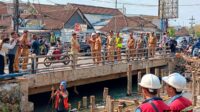 Wali Kota Malang meninjau proyek pelebaran jembatan KH Malik Dalam. (bas) Jembatan KH Malik Dalam Diperlebar Dua Arah, Wali Kota Malang Optimis Urai Kemacetan