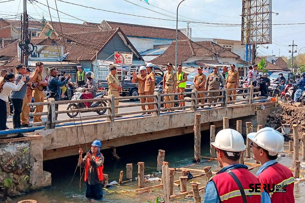 Wali Kota Malang meninjau proyek pelebaran jembatan KH Malik Dalam. (bas) Jembatan KH Malik Dalam Diperlebar Dua Arah, Wali Kota Malang Optimis Urai Kemacetan