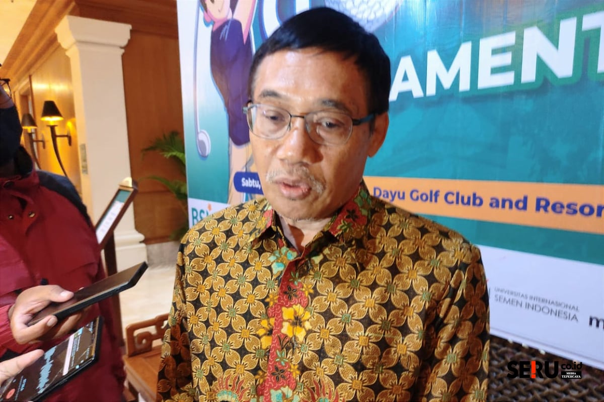 Rektor UM, Prof Dr Hariyono MPd menjawab pertanyaan awak media. (rhd)