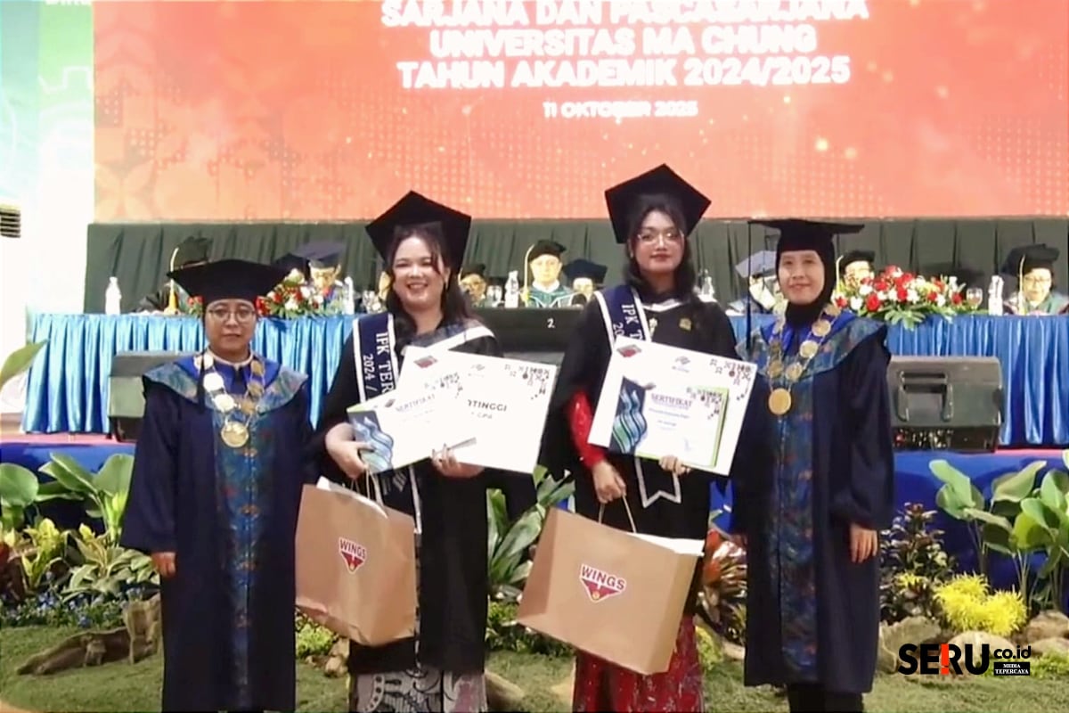 Ratna Wulan Wijaya dan Amanda Kusuma Dewi, sebagai Peraih IPK Tertinggi sama 3,93. (rhd)