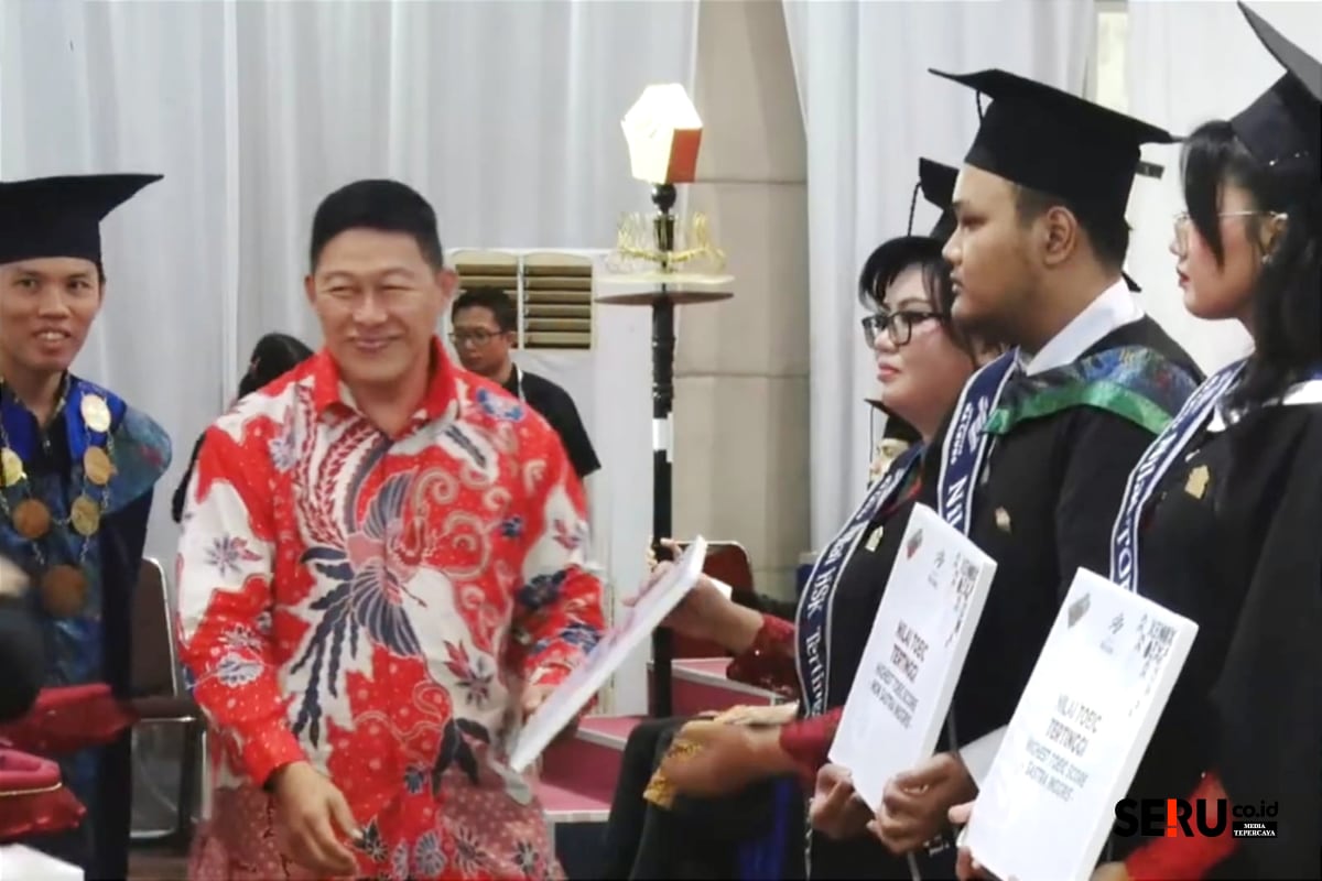 Usung Growing Together Impactful Forever, Wisuda ke-XV Universitas Ma Chung Luluskan 287 Wisudawan/ti 4 Pemberian penghargaan kepada peraih Nilai TOEIC dan HSK Tertinggi, serta Poin Keaktifan Tertinggi. (rhd)