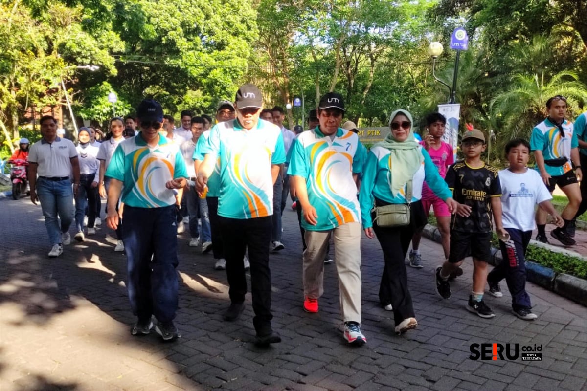 Ribuan Sivitas UM Semarakkan Fun Walk Dies Natalis ke-71 Bertabur Hadiah 1 Rektor dan jajaran membersamai peserta Fun Walk Dies Natalis ke-71 UM. (rhd)
