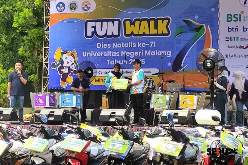 Ribuan Sivitas UM Semarakkan Fun Walk Dies Natalis ke-71 Bertabur Hadiah 2 Momen pemberian hadiah oleh Rektor UM kepada salah satu mitra. (rhd)