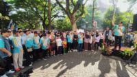 Rektor UM memberangkatkan peserta Fun Walk Dies Natalis ke-71 UM. (rhd) Ribuan Sivitas UM Semarakkan Fun Walk Dies Natalis ke-71 Bertabur Hadiah
