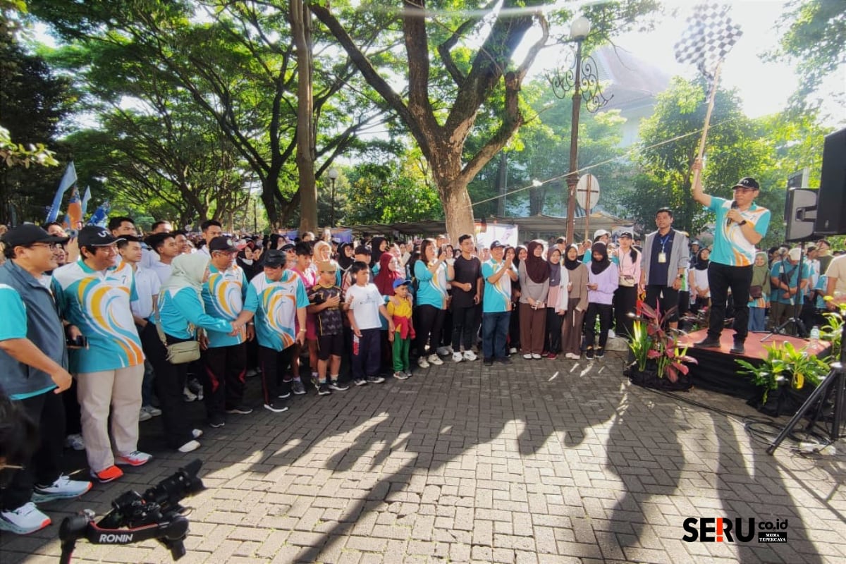 Rektor UM memberangkatkan peserta Fun Walk Dies Natalis ke-71 UM. (rhd) Ribuan Sivitas UM Semarakkan Fun Walk Dies Natalis ke-71 Bertabur Hadiah