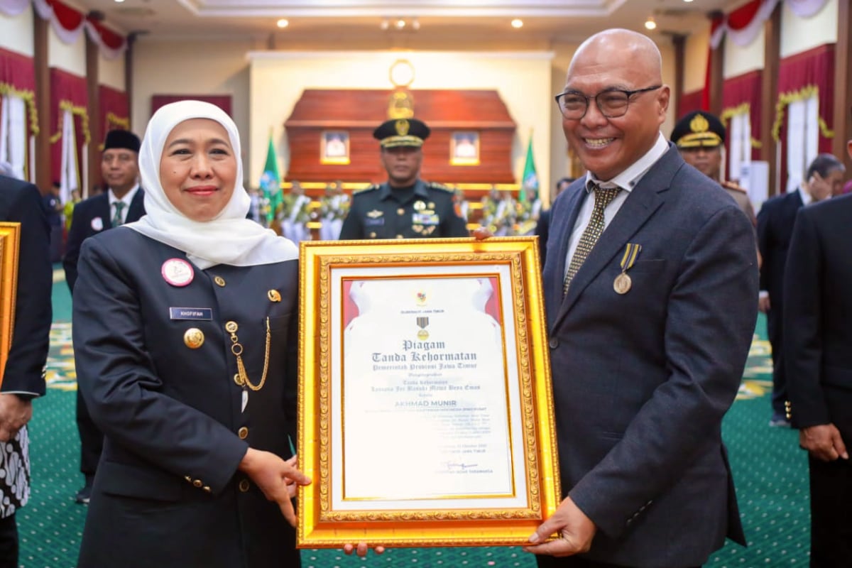 Ketum PWI Pusat Akhmad Munir dengan Gubernur Jatim Khofifah Indar Parawansa, saat menunjukkan Piagam Tanda Penghormatan. (ist)