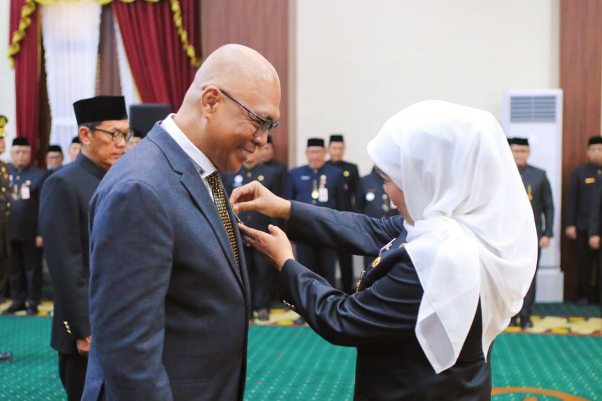 Gubernur Jatim Anugerahkan Lencana Kehormatan Jer Basuki Mawa Beya kepada Ketum PWI Pusat