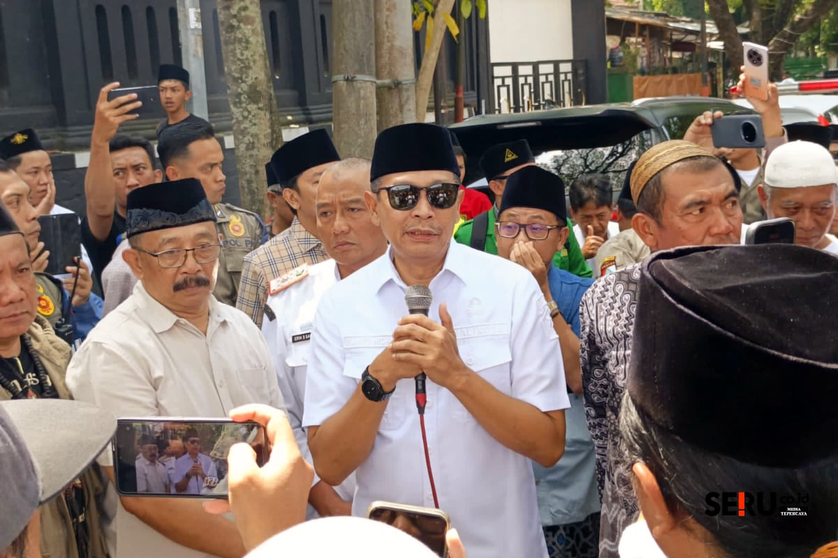 Wali Kota Malang menemui massa aksi dan menegaskan pentingnya penyelesaian masalah secara hukum. (bas)