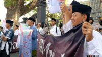 Ratusan santri Malang Raya kompak memboikot Trans 7 buntut konten mencemarkan Kiai dan Pondok Pesantren Lirboyo. (bas) Ratusan Santri Malang Raya Kompak Boikot Trans7, Tuntut Pencabutan Izin Siaran