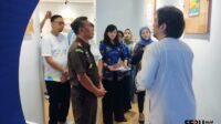 Tamu undangan dan pengunjung menikmati karya-karya anak dengan ASD. (rhd) 10 Tahun MAC, MACo Tampilkan 16 Pelukis Anak Autisme Pameran Karya di MCC