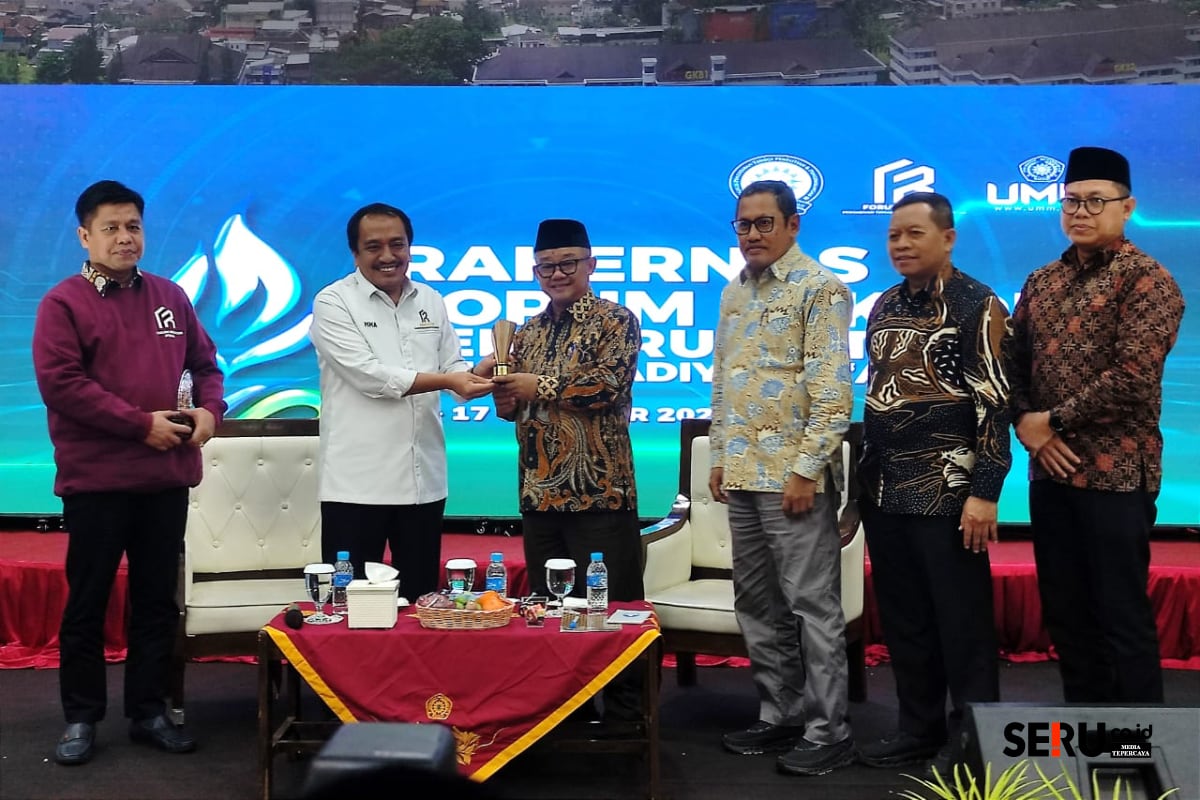 Prof Dr Abdul Mu’ti MEd mendapatkan Award Forum Rektor PTMA. (rhd)