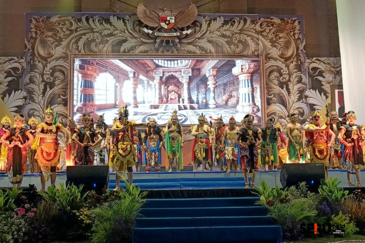 Dies Natalis ke-71 UM: Perkuat Langkah Menuju Global Excellence Melalui Riset dan Dampak Nyata 2 Rektor UM memaparkan Sendratari Mahabharata bertajuk Widya Kalpika sarat nilai kehidupan untuk perubahan. (bas)