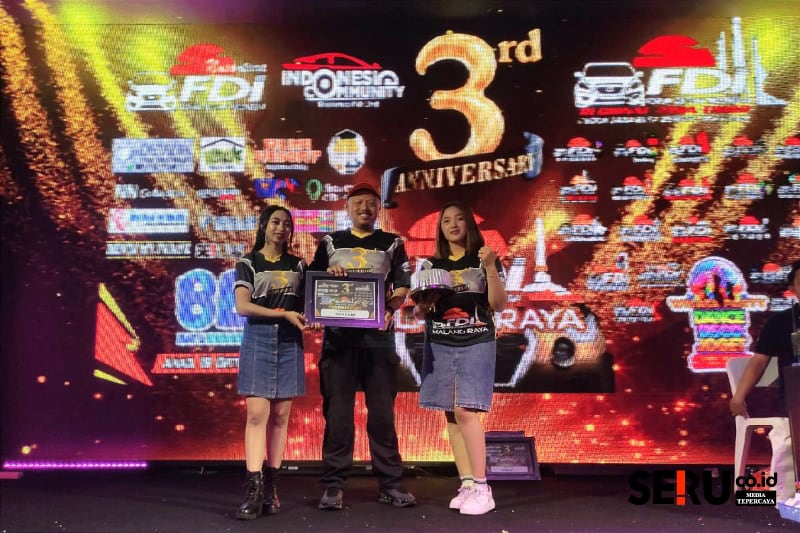 SERU.co.id turut mendapatkan plakat penghargaan dan tumpeng mini Anniversary 3 FDI Malang Raya. (rhd)