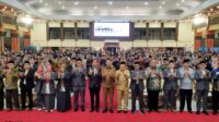 Foto bersama Rektor UB, Wali Kota, BWI, tamu undangan dan mahasiswa penerima beasiswa. (rhd) WAQF Goes to Campus Kenalkan Wakaf Produktif Berbasis Kampus dan Dana Abadi