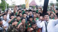 Bupati Fawait saat foto bersama dengan para santri setelah pimpin apel. (ist) Bupati Jember Janji Tingkatkan Beasiswa Santri di Tahun Mendatang