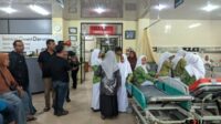 Sekda Kabupaten Malang beserta rombongan meninjau kondisi siswa dan guru MTS Al-Khalifah yang diduga alami keracunan massal di RSUD Kanjuruhan. (Wul) Pemkab Malang Dalami Dugaan Keracunan Massal MBG, Sejumlah Alat Bukti Diamankan