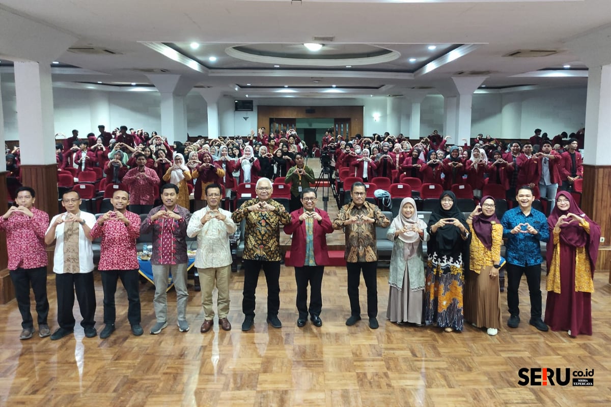 Danantara Indonesia Mesin Baru Optimalkan Aset Produktif Tingkatkan Pertumbuhan Ekonomi 8 Persen 1 Foto bersama jajaran UMM dan Danantara Indonesia, serta mahasiswa UMM. (rhd)